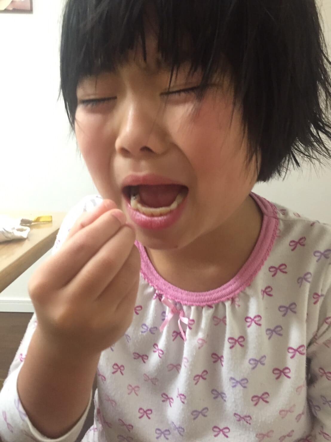 いまだ錠剤が飲み込めず、かみ砕いて飲む娘の苦痛の涙