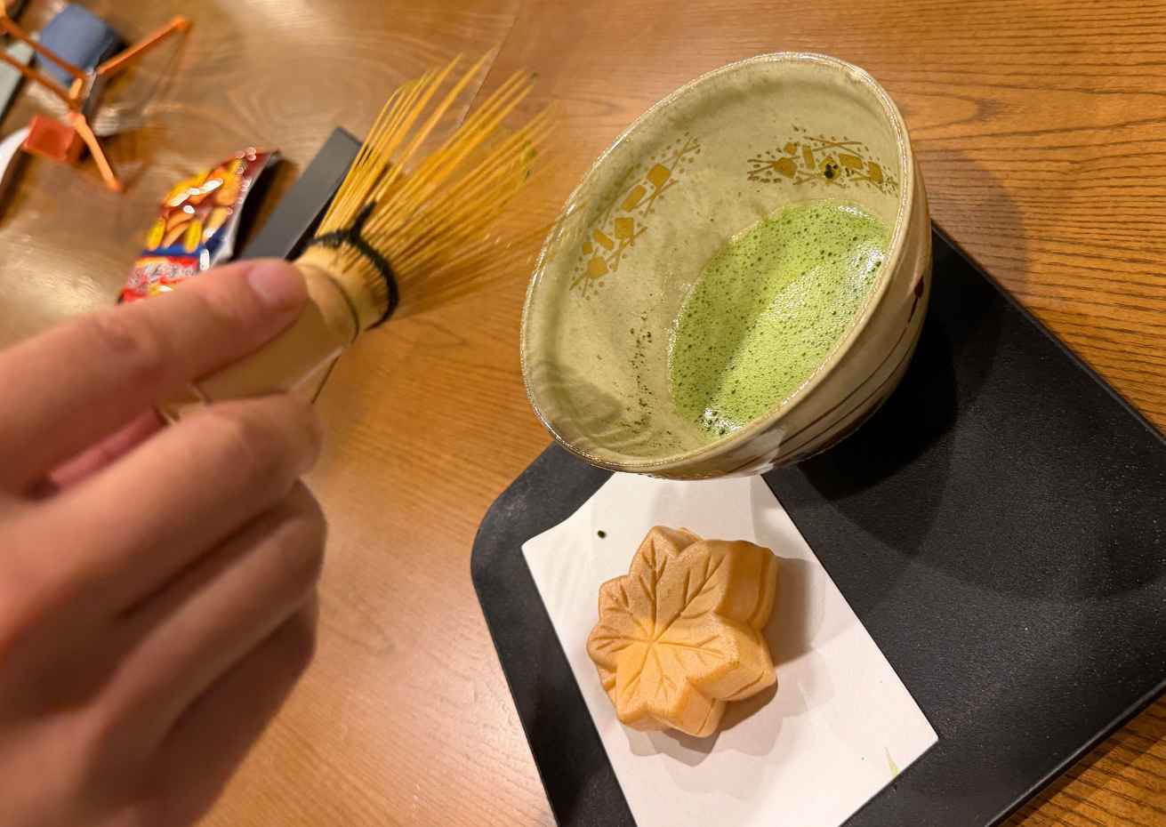 点てた抹茶ともみじの和菓子