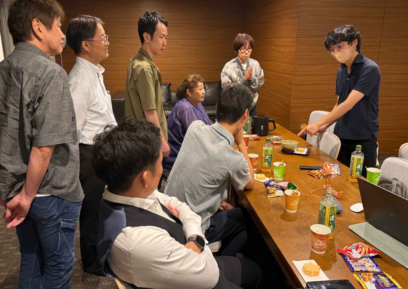 実演を囲んで語り合う参加者たち